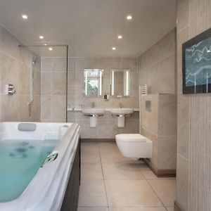 Deluxe Queen Suite